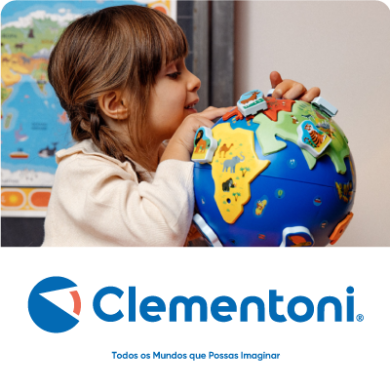Niño jugando con un globo terráqueo marca Clementoni - aprendizaje divertido sobre geografía, disponible en Americanas.